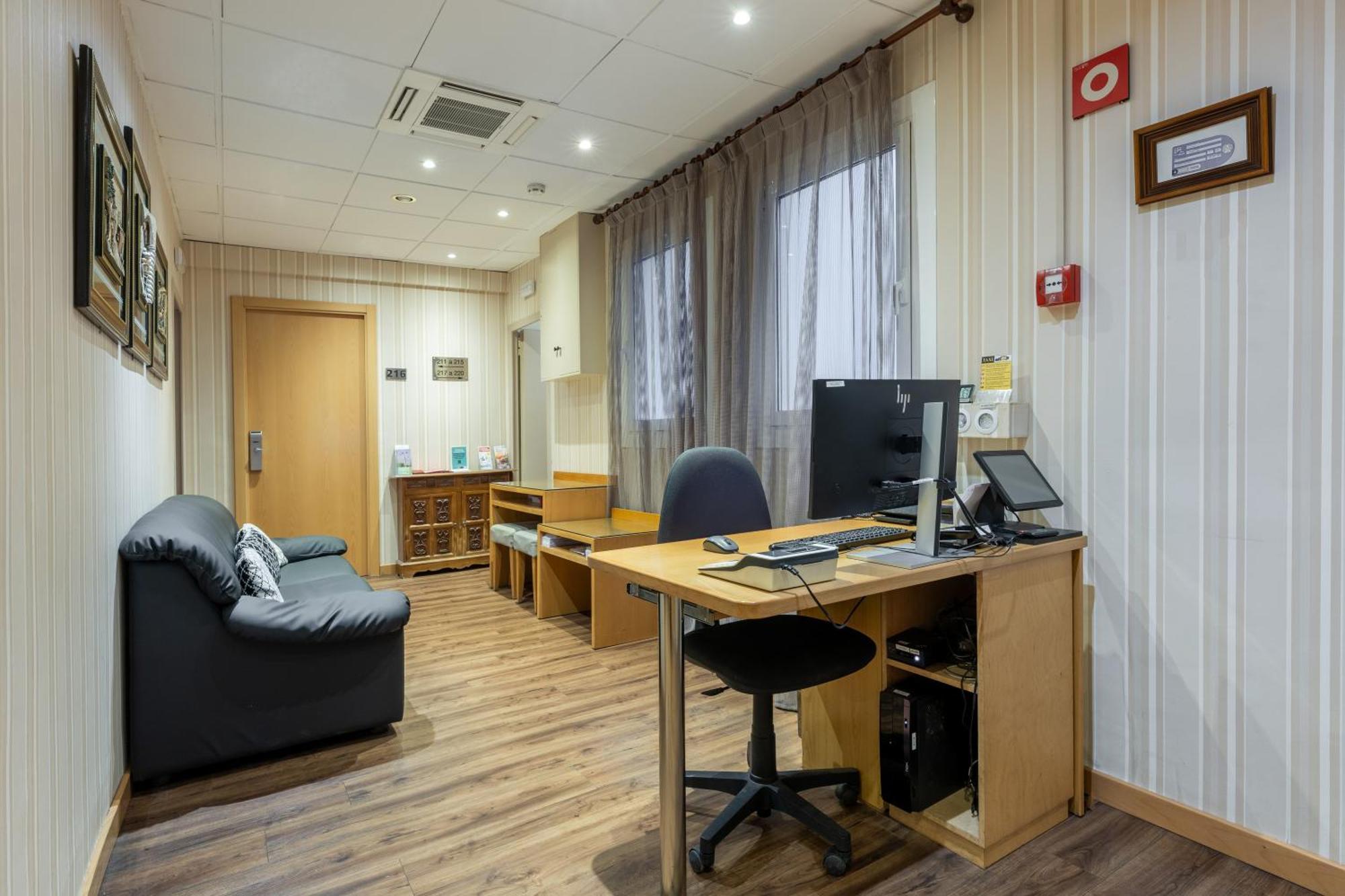 Hotel Lyon Barcelona Luaran gambar